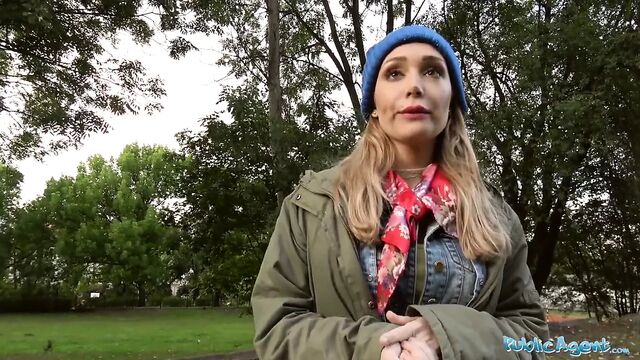 Публичный агент, потерянная собака приводит к горячему сексу на улице