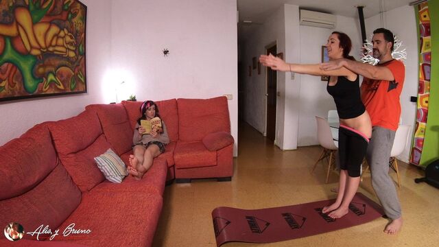 Скрытно трахаю моего тренера по йоге перед моей сводной сестрой