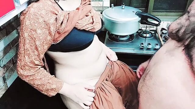 Домохозяйку дези грубо трахнули на кухне, пока она готовит с хинди аудио