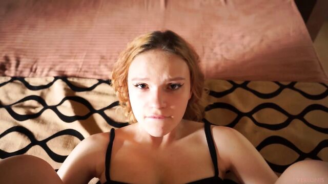 Трахаю молодую модель после фотосессии, чтобы она почувствовала оргазм