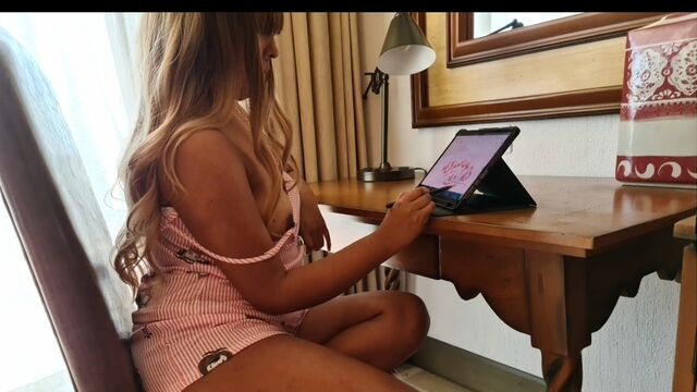 Моя юная дочка дает мне ее задницу в обмен на новый планшет