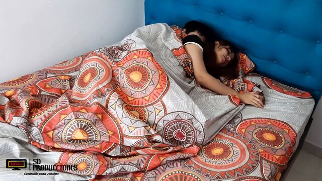 Моя сводная сестра не могла спать одна, и она пошла на мою кровать, чтобы почувствовать себя компанией