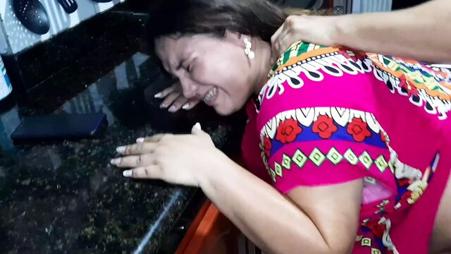 Я возбуждаюсь на кухне, часть 4, мой сводный брат трахает мою киску