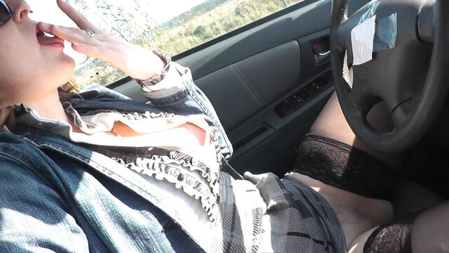 Мастурбация на публике. Сексуальная мамочка Милф остановила авто на обочине и мастурбирует письку. Наблюдает случайный прохожий.