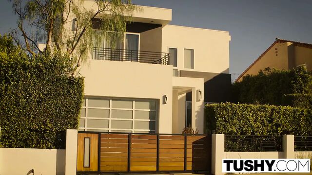 Tushy - первый анал для латинской красотки Luna Star