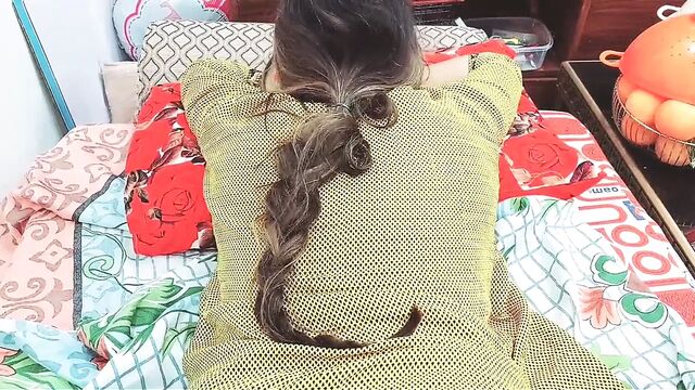 Замужняя сводная сестра трахается в анал, пока она отдыхает дома