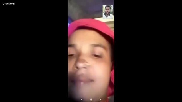 Возбужденная деревенская домохозяйка мастурбирует