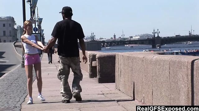 Русская блондинка Ольга встречает большой черный член во время пробежки