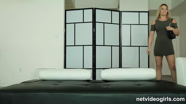 Милфа удивлена ​​во время съемок с молодой девушкой!