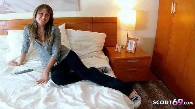 Худенькая тинка пикап и соблазняется на настоящий анальный трах в любительском видео