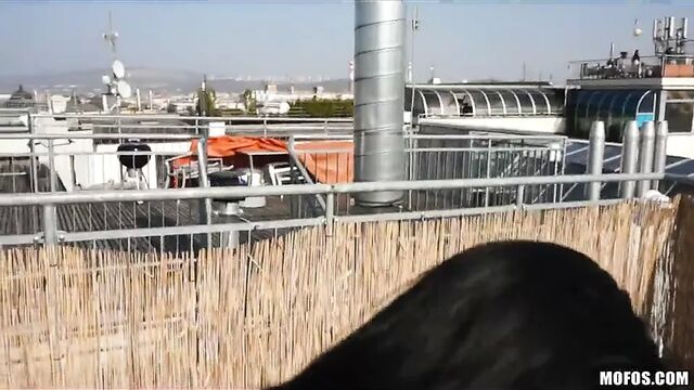 Публичные пикапы - возбужденной чешке платят, чтобы она показала свое тело