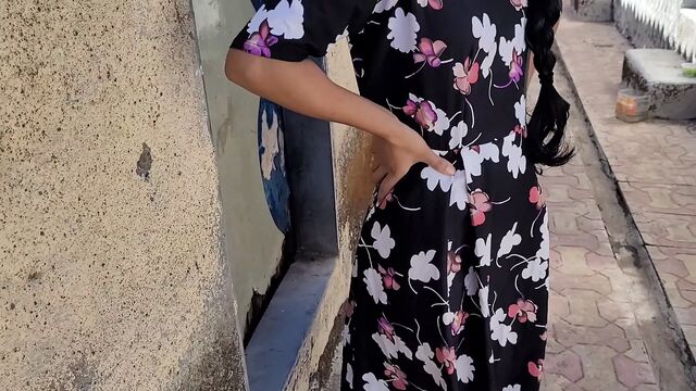 Desi bhabhi bahar thi tabhi vaha usaka padoshi aya or bhabhi ko chod diya