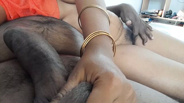 Тамильская жена играет с черным членом