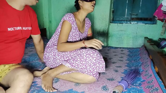 Indian bengali pinki vabi ghar pe kam kar rahi thi bahut din bad davor aakar maje se choda mujhe