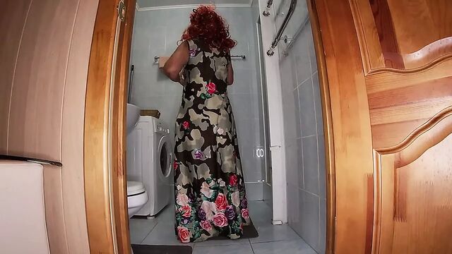 Зрелая милфа сняла трусики и пошла в душ, но получила хуй в ее задницу