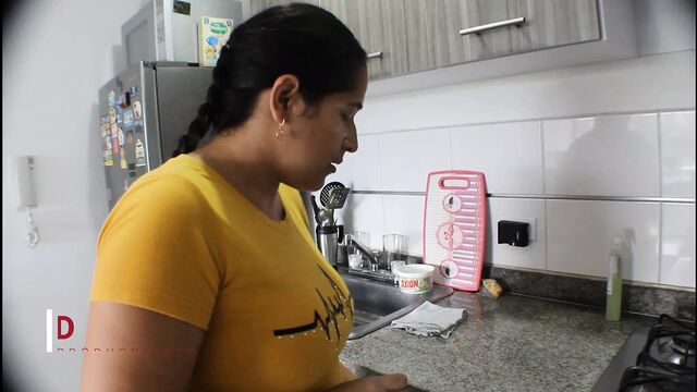 Возбужденная мачеха дает виагру своему пасынку - испанское порно