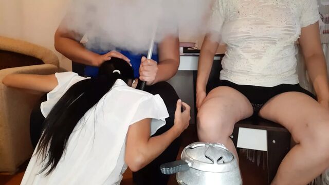 Официантка сделала кунилингус мне и моей подруге - Lesbian-illusion