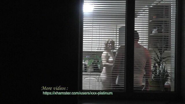 В кухне Моя жена обнаженная готовит ужин для любовника мамы. Подглядываю в окно с открытыми жалюзями