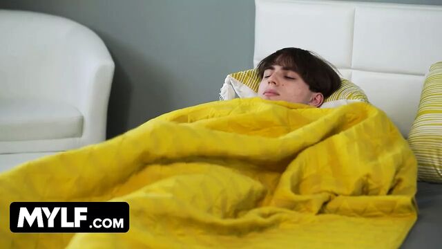 Milfty - возбужденная мачеха с большими сиськами соблазняет своего неопытного пасынка и долбит его хардкором