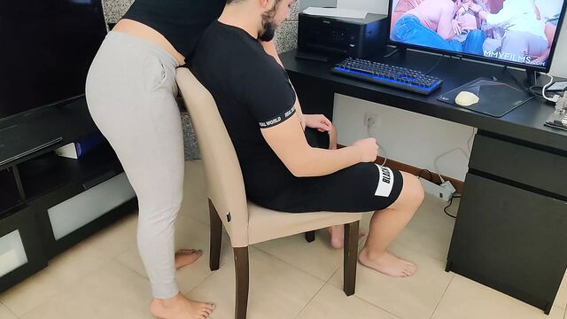 Зрелая мачеха дрочит своему пасынку за просмотром порно