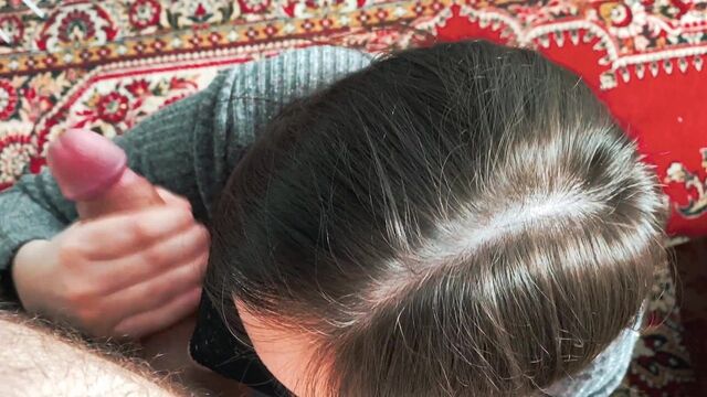 Полный рот спермы. Русская красавица взяла в рот