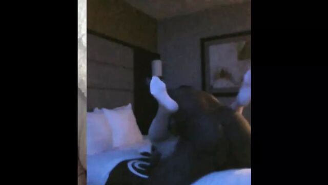 Настоящая жена трахается, пока муж смотрит перед вебкамерой