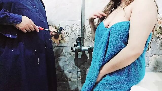 Индийскую жену трахает сантехник с чистым хинди аудио - очень горячее XXX