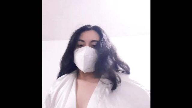 8.21 Зрелая женщина мастурбирует на видео и испытывает несколько оргазмов.