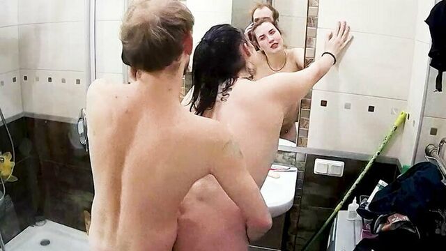 Соблазнение застенчивой пухлой русской русской взрослой в ванной