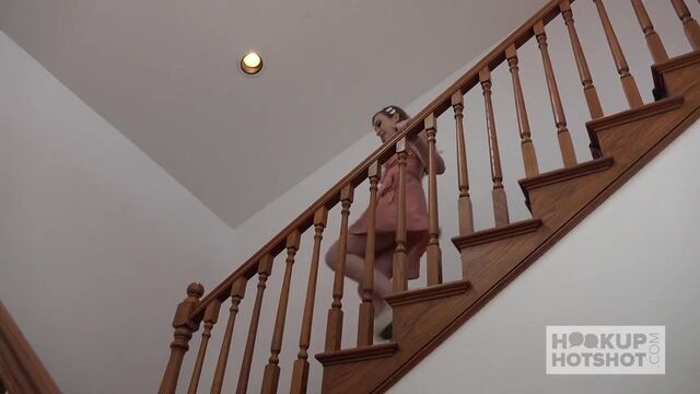 Сексуальная тинка-шлюшка трахает случайного мужика из интернета