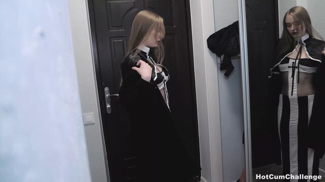 Папочка наказал и трахнул дочь монашку за мастурбацию