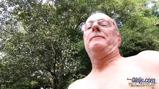 Счастливый старый дряхлый гонится за своей извращенной горячей богатой молодой сучкой