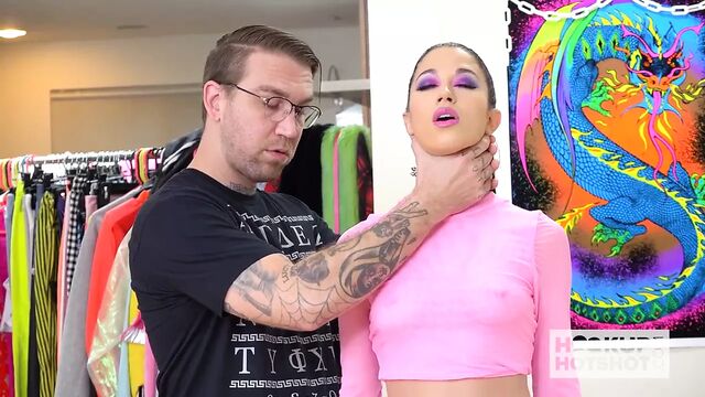 Юная крошка Alex Coal возвращается на сайт знакомств для нового траха