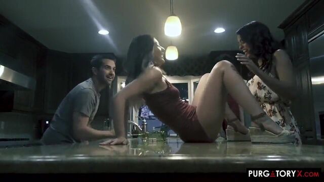 Секс-партнер определил бутылочку