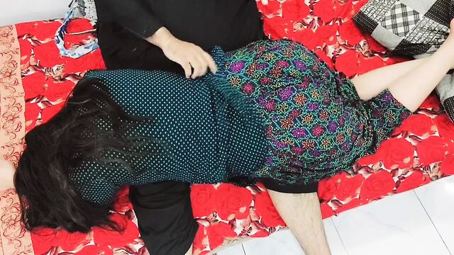 Падчерицу наказала отчим после того, как она провалила экзамены с хинди аудио