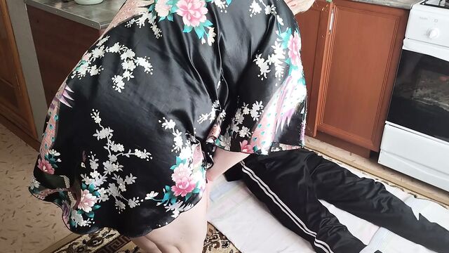 Мой муж сказал, чтобы сэкономить деньги, поэтому я заплатил сантехнику сексом и минетом