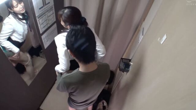 Я попросил красивую продавщицу-милфу в примерочных помочь мне подшить мои штаны ...