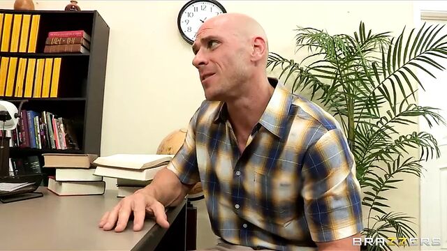 Brazzers - учительница с большими сиськами Holly Price трахает своего ученика