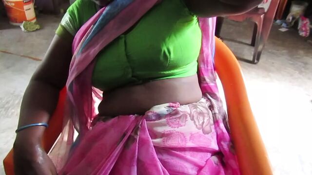 Деревенская тетушка, масляный массаж киски и трахает пальцами киску после траха