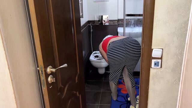 Под юбкой старухи - анальный секс