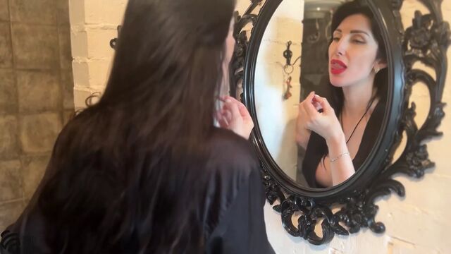 Мачеха Соблазнила Приемного Сына и Отсосала Его Хуй до Окончания на Грудь