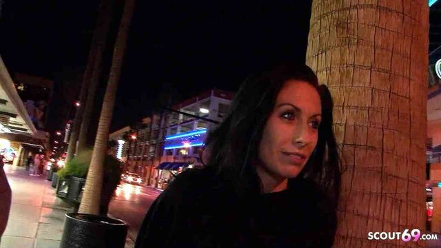 Горячая зрелая жена в настоящем пикапе и трахе на улице в любительском видео