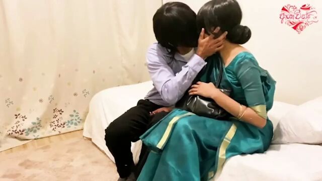 Индийский молодой паренек занимается сексом с горячим учителем, полный трах