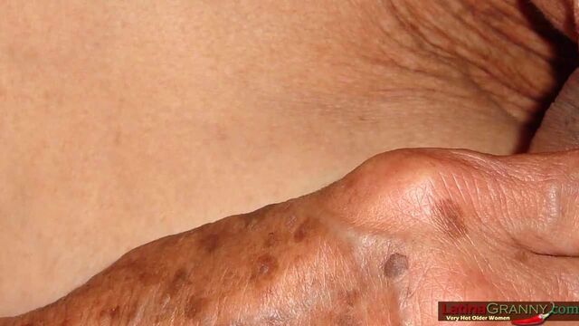 Латиноамериканская горячая толстушка созревает, показывает голую на фото