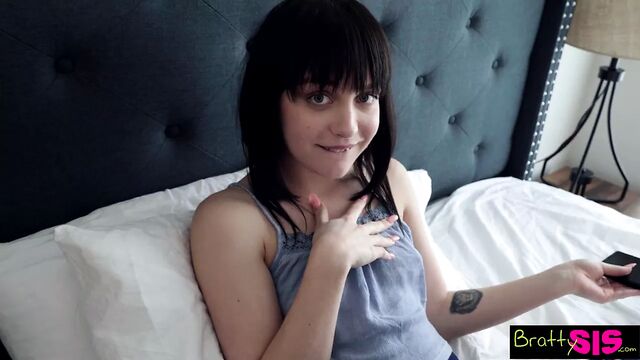 Это твой хуй? Сводную сестренку трахнули, когда она нашла хуй, фото