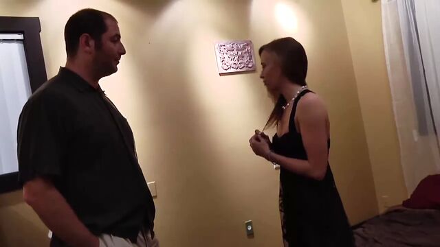 Дочка показывает своему отцу