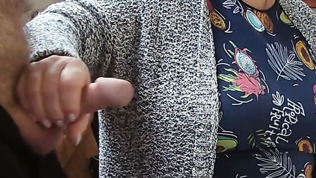 Во время перерыва он дрочит мой член №2