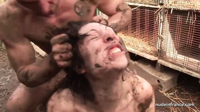 Грязную молодую брюнетку трахнули в задницу на улице в любительском видео