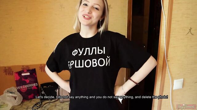 Старший брат наказывает младшую сестру за воровство!