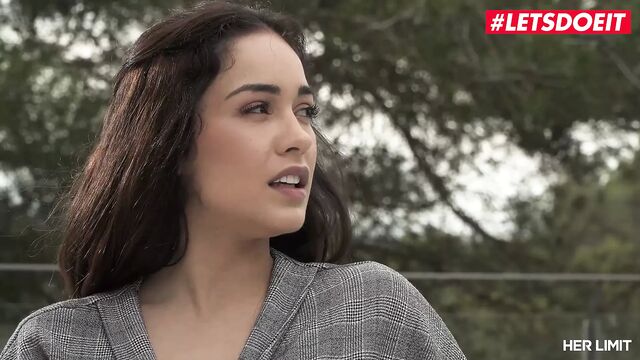 Ее предел - первый анальный секс на улице для юной латины Ginebra